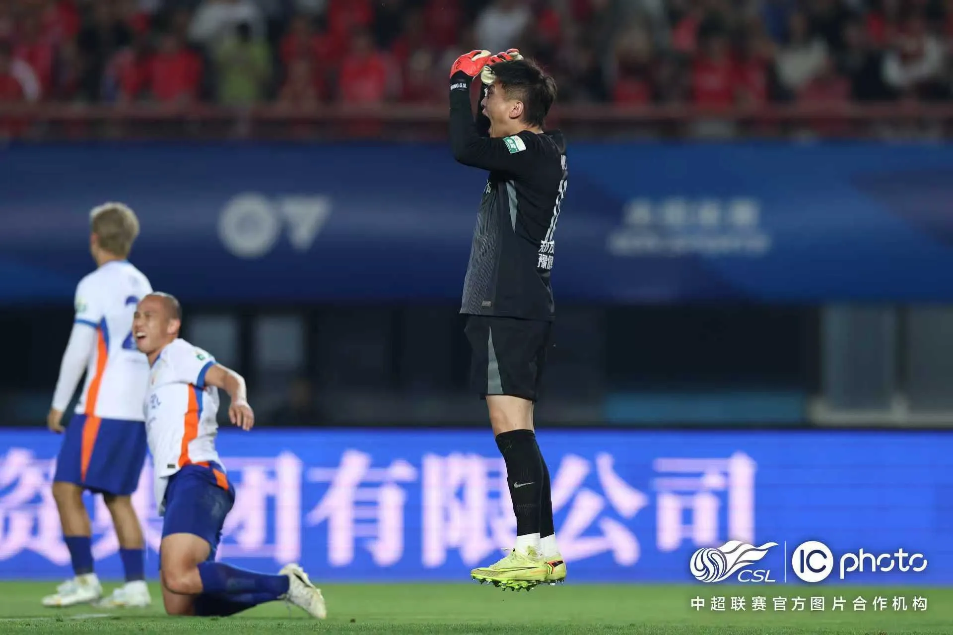 爱游戏-出击失误致丢球，王国明赛后社媒向球队与球迷道歉：对不起